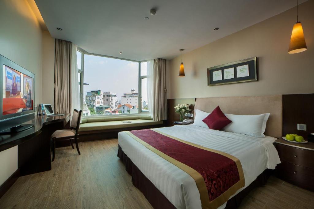 Двухместный (Улучшенный двухместный номер с 1 кроватью, вид на город) отеля The Hanoi Club Hotel & Lake Palais Residences, Ханой