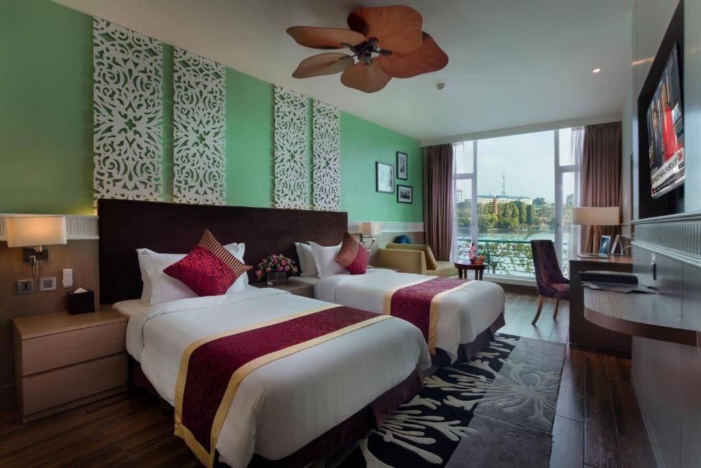 Двухместный (Двухместный номер «Премьер» с 2 отдельными кроватями и видом на озеро) отеля The Hanoi Club Hotel & Lake Palais Residences, Ханой