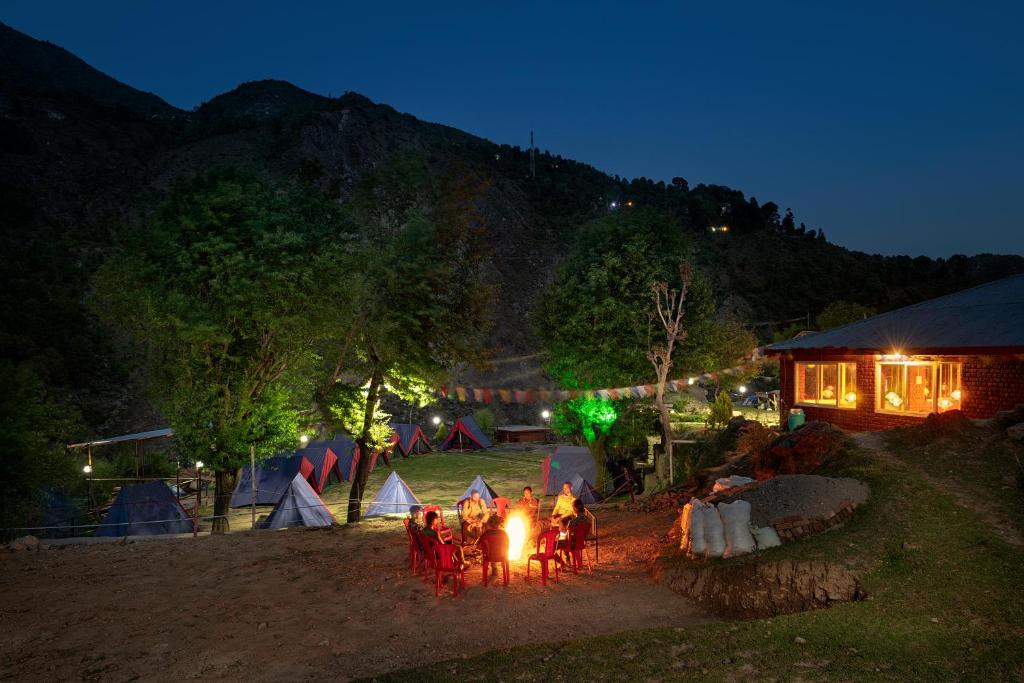 Riverside camp. Кэмп Риверсайд база отдыха.