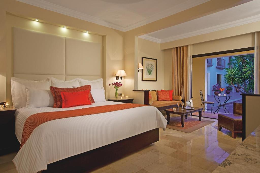 Двухместный (Полулюкс Делюкс с кроватью размера «king-size» и видом на сад) курортного отеля Dreams Tulum Resort & Spa - All Inclusive, Тулум
