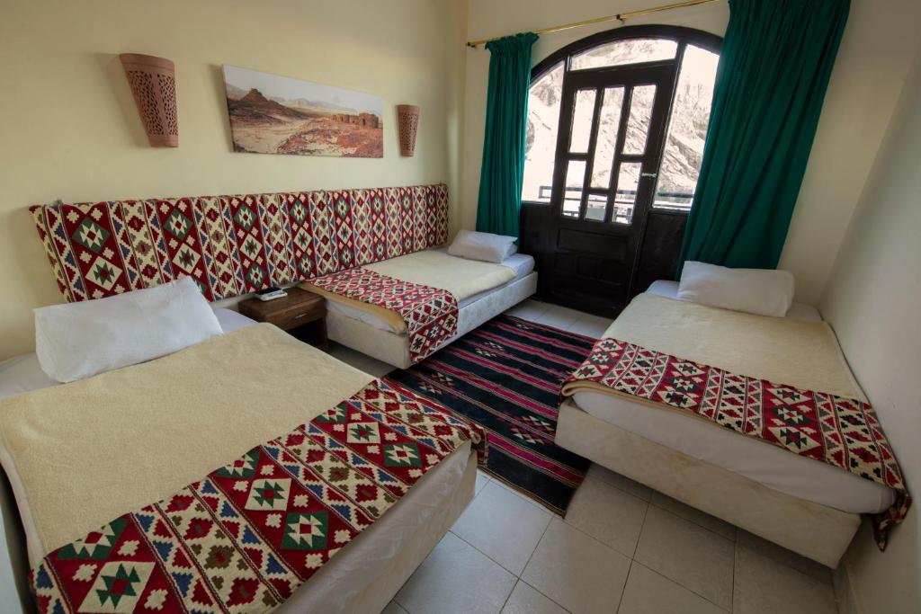 Трехместный (Трехместный номер с видом на горы) курортного отеля The Bedouin Moon Hotel, Дахаб