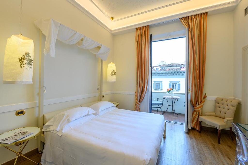 Двухместный (Улучшенный двухместный номер с 1 кроватью или 2 отдельными кроватями и балконом) отеля Hotel Kraft, Флоренция