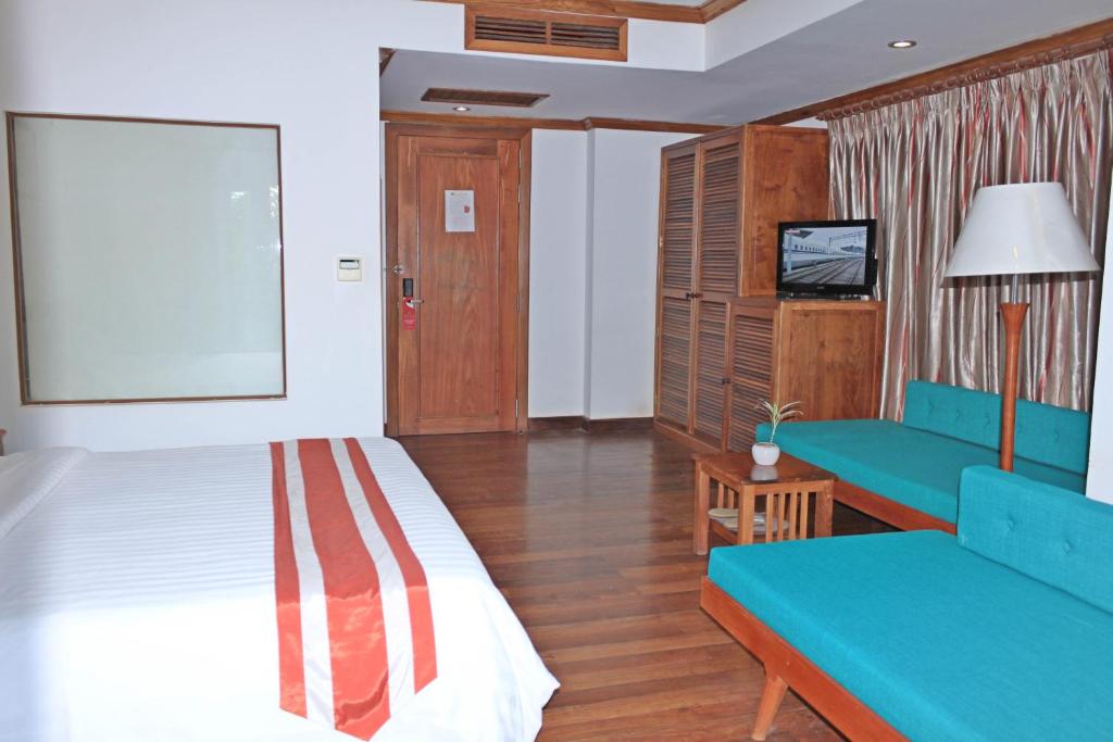 Семейный (Colonial Family Room with Balcony - Free Pickup), Cheathata CTA Hotel Siem Reap