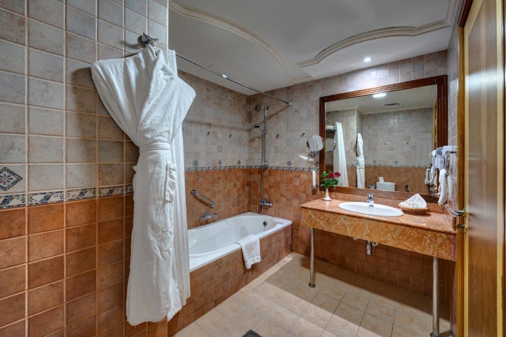 Двухместный (Двухместный номер бизнес-класса с 1 кроватью и видом на город) курортного отеля Sahara Beach Resort & Spa, Шарджа