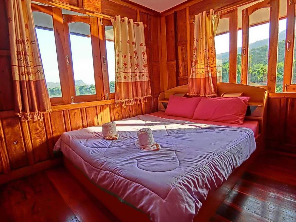 Четырехместный (Четырехместный номер с видом на озеро) отеля PaeMaldiveErawan, Канчанабури