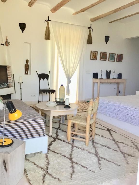 Двухместный (Sappho Double Room with Pool View) гостевого дома Dar Alya Essaouira Maison et table d'hôtes, Эс-Сувейра