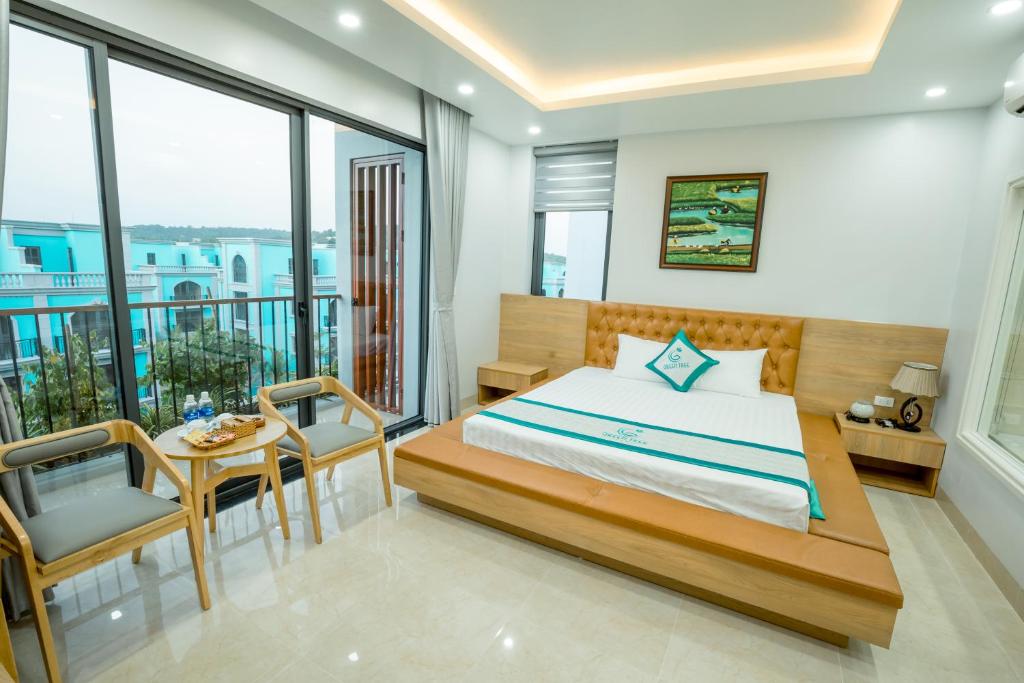 Сьюит (Люкс с кроватью размера «king-size» и балконом) отеля Green Tree Hotel Phú Quốc, Дуонг-Донг
