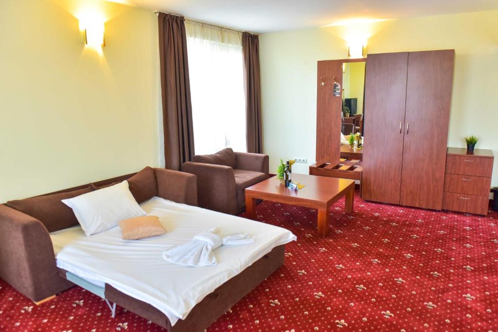 Семейный (Двухместный номер с 2 отдельными кроватями (для 2 взрослых и 1 ребенка)) отеля Hotel Bojur & Bojurland Apartment Complex, Банско