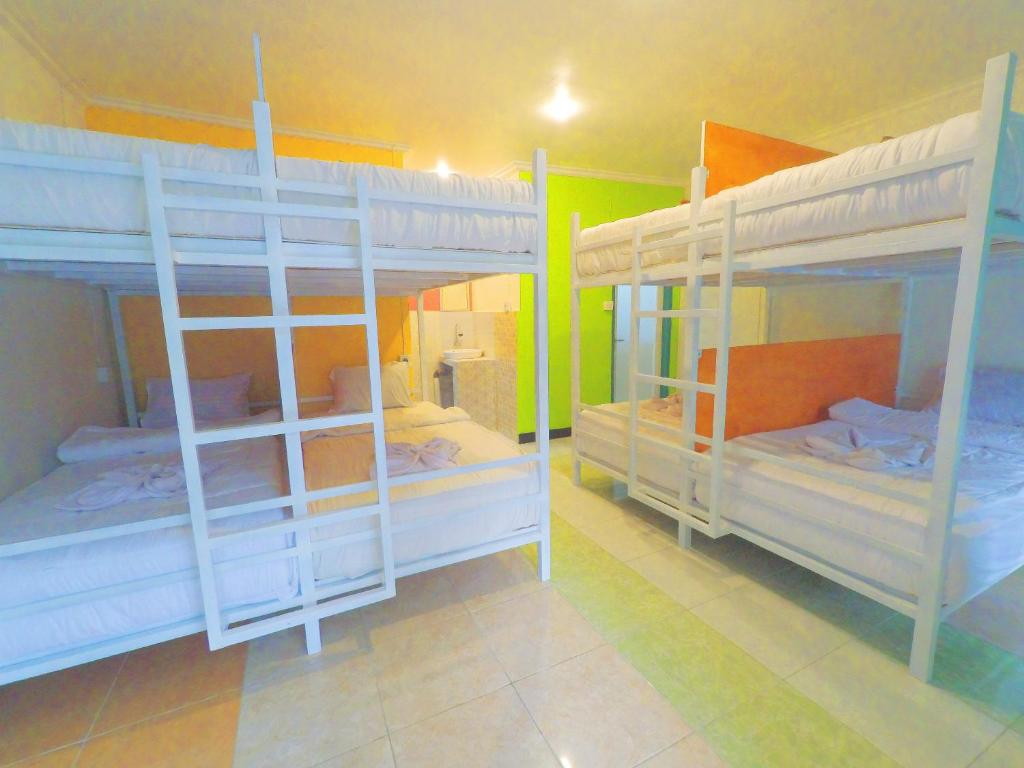 Номер (Кровать в общем 8-местном номере) парк-отеля Coastal Inn, Нуса Пенида