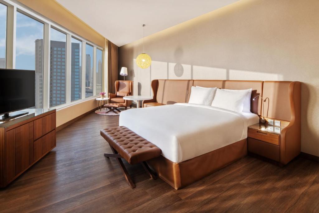 Двухместный (Улучшенный номер - Вид на канал) отеля Radisson Blu Hotel, Dubai Canal View, Дубай