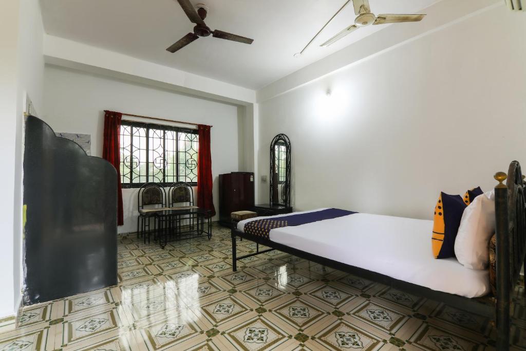 Трехместный (Представительский трехместный номер) отеля SPOT ON 61339 Swami Samarth Guest House, Арамболь