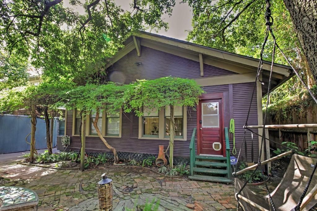 Quaint Houston Hideaway with Yard Less Than 3 Mi to Downtown