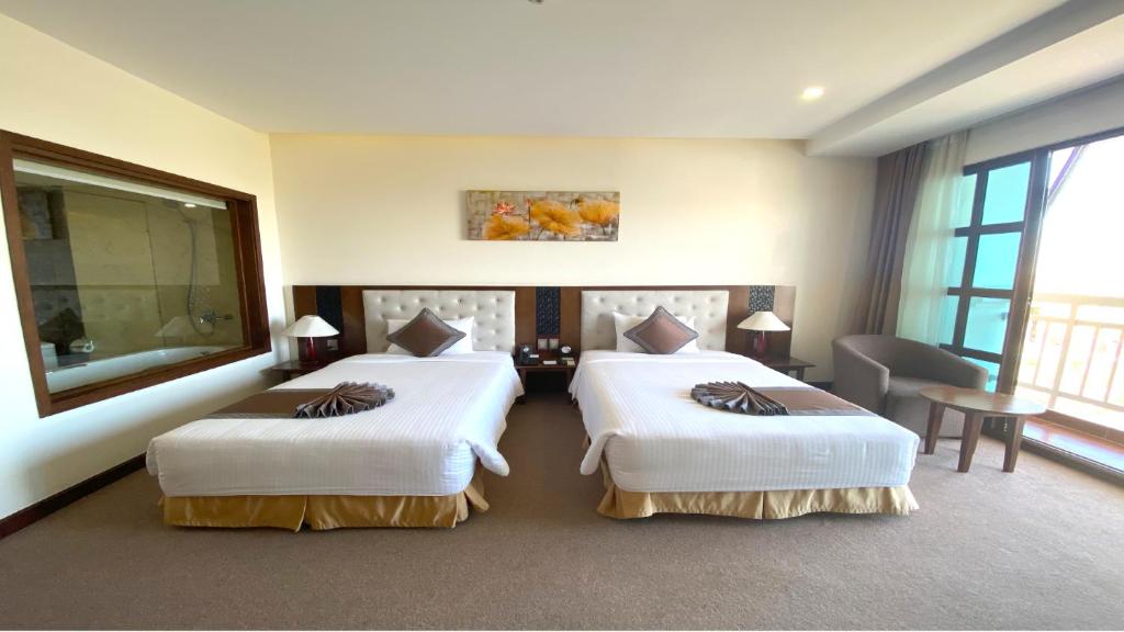Двухместный (Двухместный номер с 2 отдельными кроватями и балконом) отеля Muong Thanh Holiday Hoi An Hotel, Хойан
