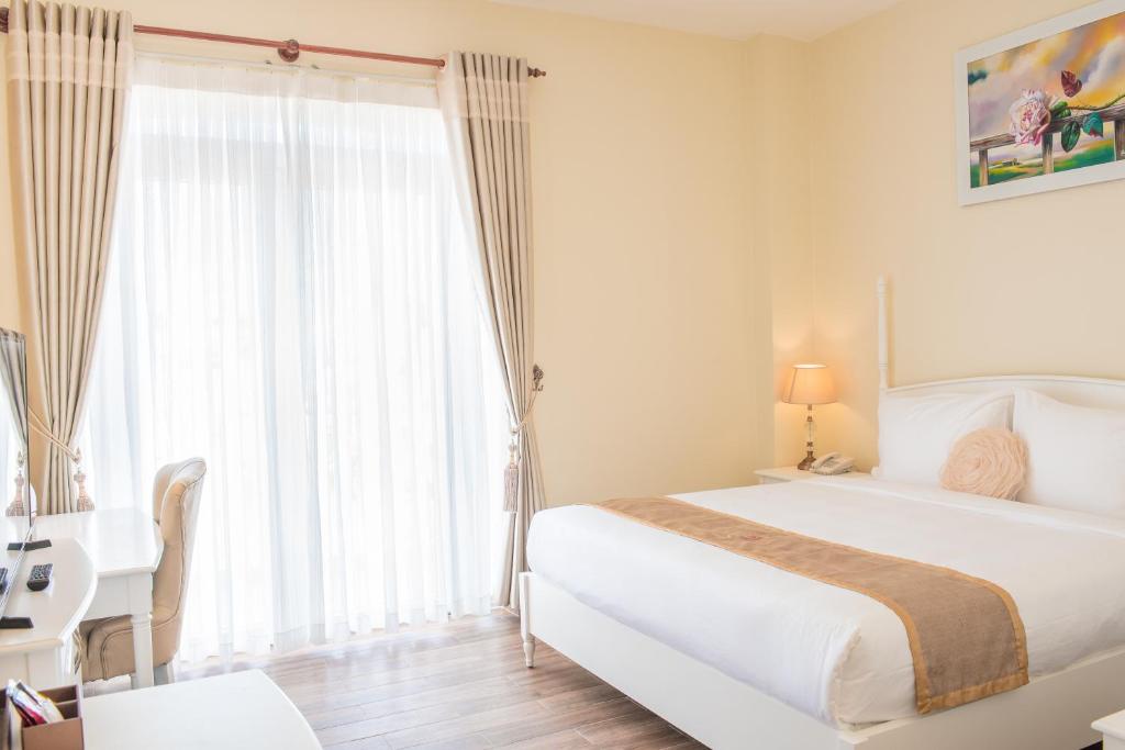 Двухместный (Улучшенный двухместный номер с 1 кроватью) отеля La Vie En Rose Villa, Далат