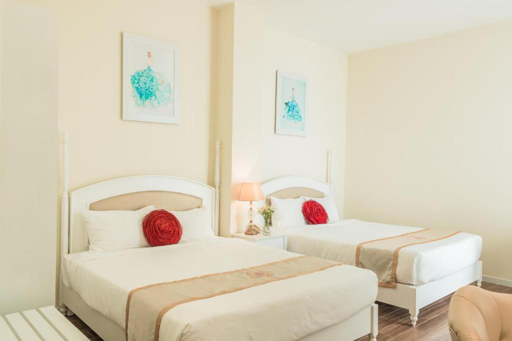 Двухместный (Улучшенный двухместный номер с 2 отдельными кроватями) отеля La Vie En Rose Villa, Далат