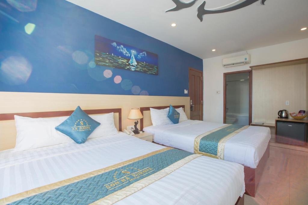 Двухместный (Улучшенный двухместный номер с 2 отдельными кроватями) отеля Son Ha Europa Hotel Da Nang, Дананг