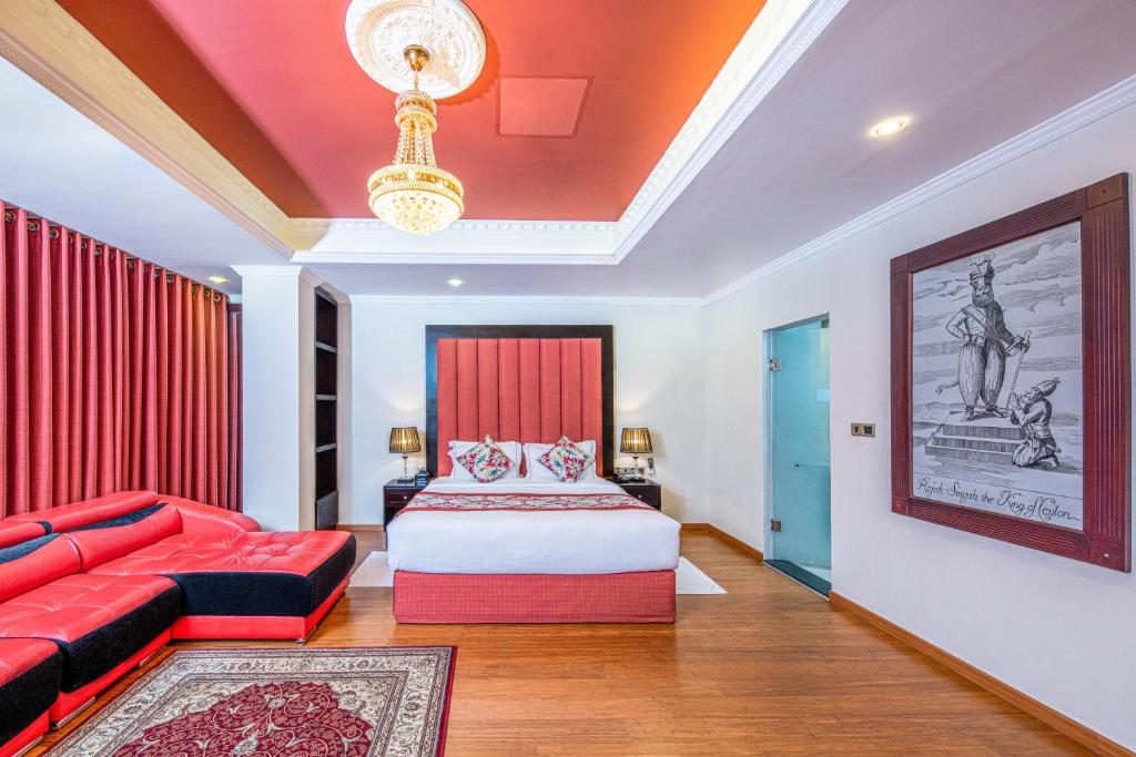 Двухместный (Улучшенный двухместный номер Делюкс с 1 кроватью и видом на город) отеля Earl's Red Colombo, Коломбо