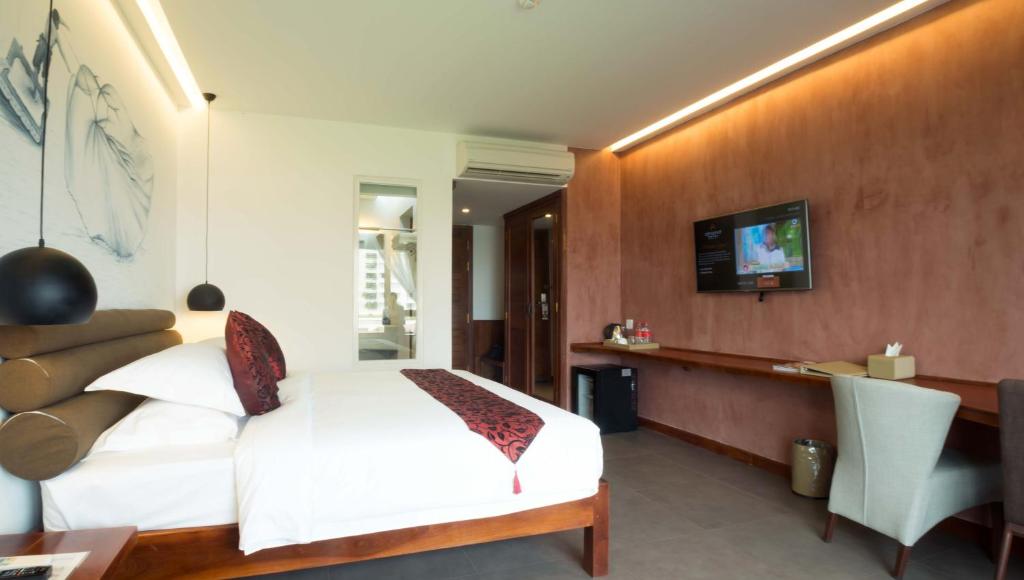 Двухместный (Deluxe Double - Garden View) отеля Almond Hotel Bassac River, Пномпень