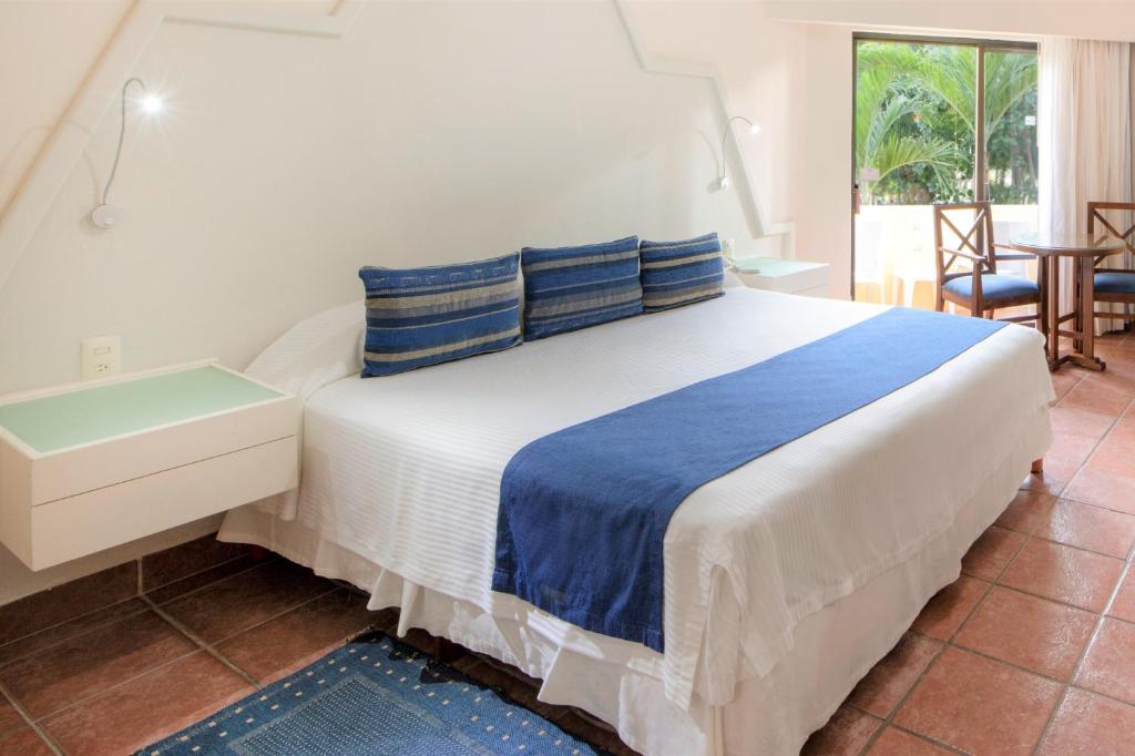 Двухместный (Улучшенный номер с 1 кроватью размера «king-size» и видом на сад) курортного отеля Viva Wyndham Maya - Все включено, Плая-дель-Кармен