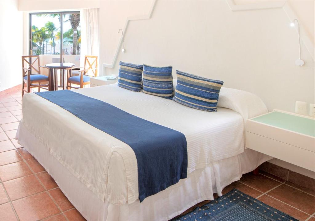 Двухместный (Улучшенный номер с видом на океан - 1 кровать размера «king-size») курортного отеля Viva Wyndham Maya - Все включено, Плая-дель-Кармен