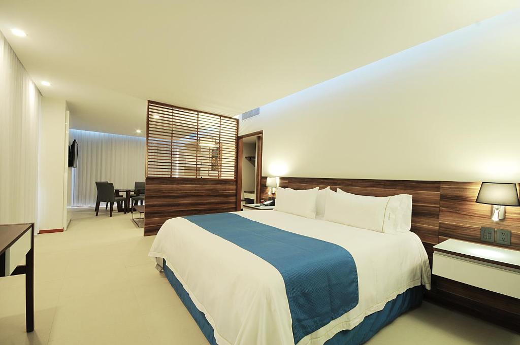 Сьюит (Люкс с кроватью размера «king-size») отеля Holiday Inn Express Puerto Vallarta, Пуэрто-Вальярта