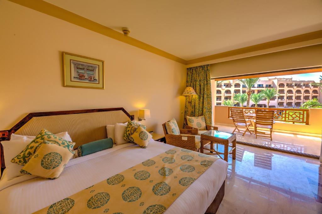 Сьюит (Люкс с террасой и видом на море) курортного отеля Continental Hotel Hurghada, Хургада