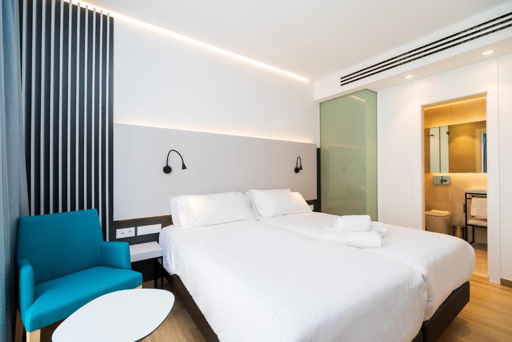 Двухместный (Двухместный номер Делюкс с 1 кроватью или 2 отдельными кроватями и балконом) отеля Dormos Hotel, Кадис