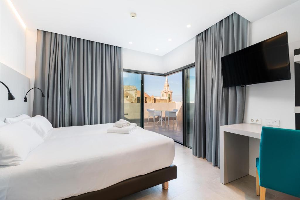Сьюит (Junior Suite with Terrace and Pool and Panoramic View) отеля Dormos Hotel, Кадис