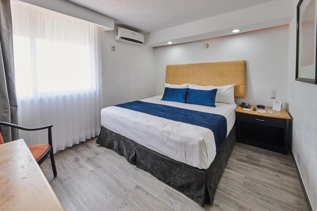 Двухместный (Улучшенный номер с кроватью размера «king-size» - Для некурящих) отеля Best Western Plus Gran Hotel Centro Historico, Гвадалахара