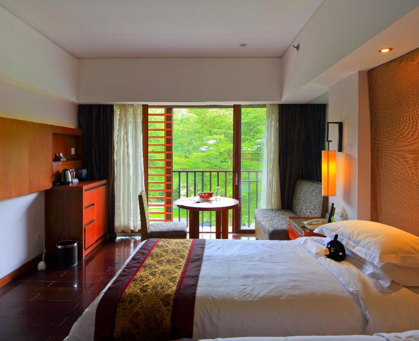 Двухместный (Улучшенный двухместный номер с 2 отдельными кроватями и видом на горы) курортного отеля Baiyun Lakeside Hotel, Гуанчжоу