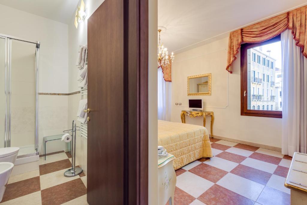 Двухместный (Двухместный номер с 1 кроватью или 2 отдельными кроватями, вид на канал) отеля Hotel At Leonard, Венеция