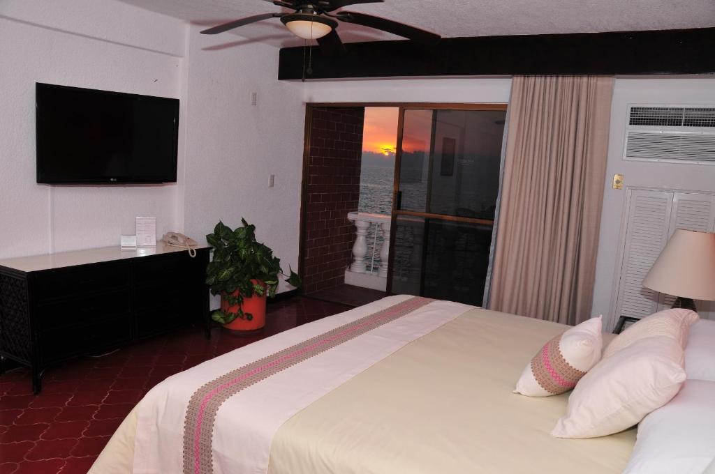 Студио (Ocean Front Studios Super Saver) курортного отеля Costa Sur Resort & Spa, Пуэрто-Вальярта