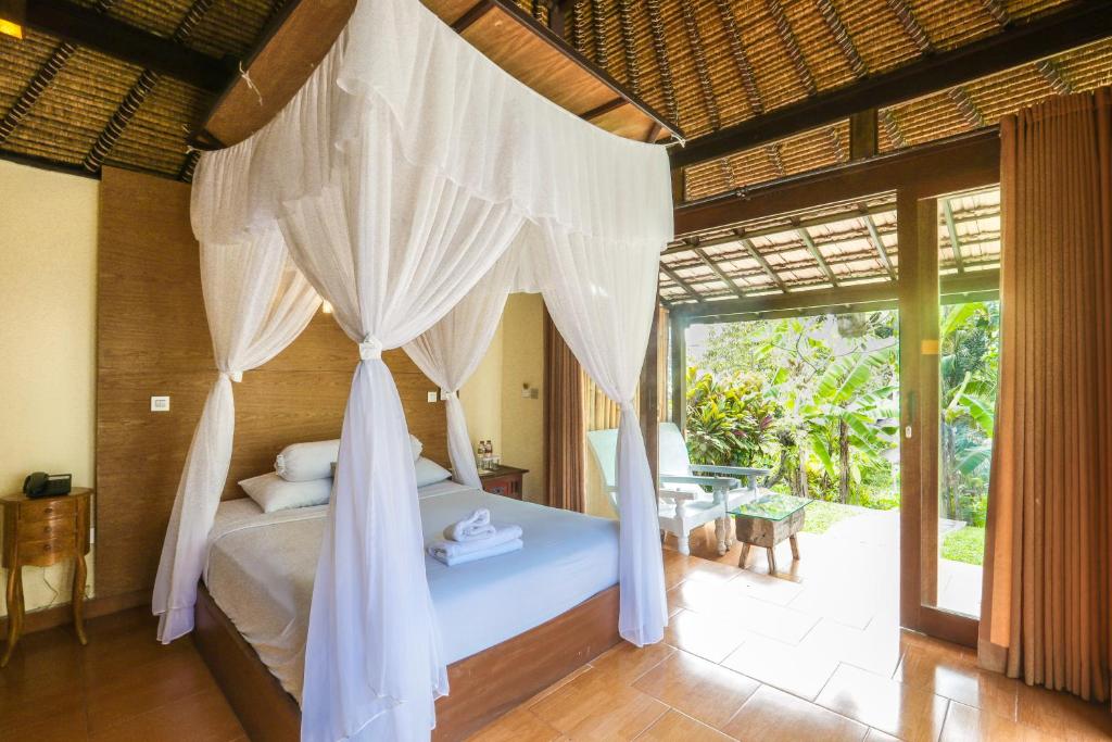 Двухместный (Улучшенное бунгало с 2 отдельными кроватями, видом на сад и бесплатными преимуществами) курортного отеля Ubud Sari Health Resort, Убуд
