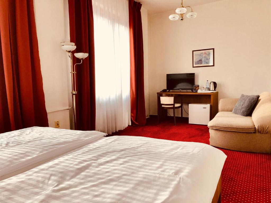 Двухместный (Standard Double Room with 2 Extra Beds), Hotel & Penzión Grand Matej