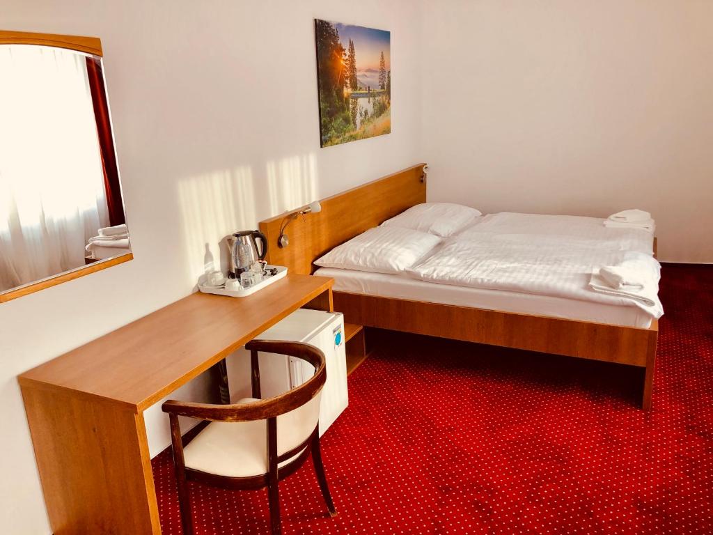 Двухместный (Standard Double Room with 2 Extra Beds), Hotel & Penzión Grand Matej