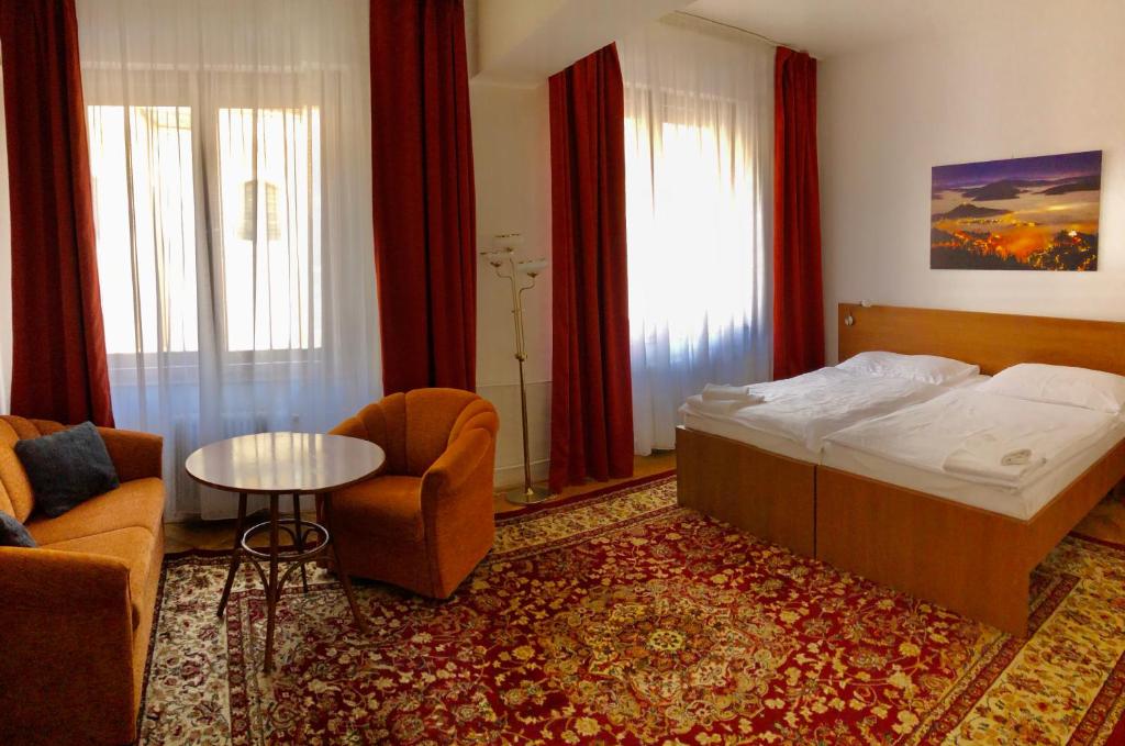 Двухместный (Standard Double Room with 2 Extra Beds), Hotel & Penzión Grand Matej