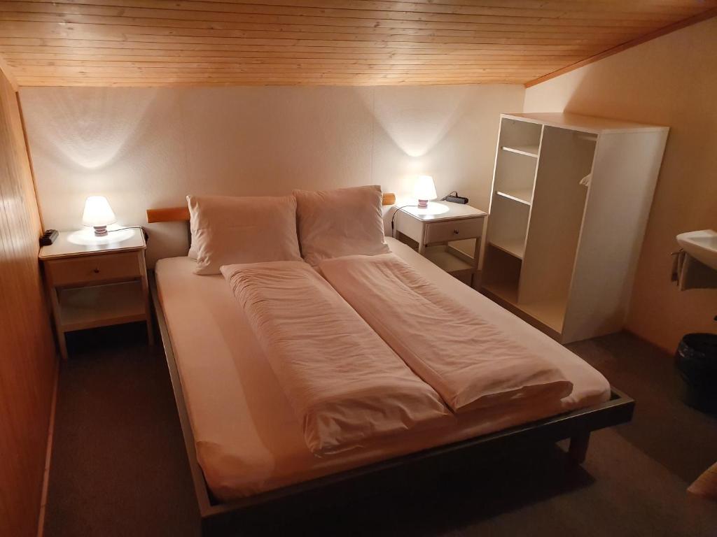 Двухместный (Двухместный номер с 1 кроватью и общей ванной комнатой) отеля Hotel Restaurant Bergheim, Флумзерберг