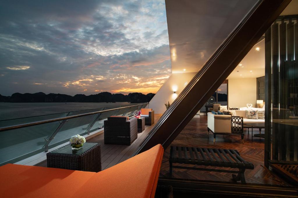 Сьюит (Presidential Suite with Private Sun Terrace - 2 Days 1 Night) отеля Stellar of the Seas Cruise, Халонг