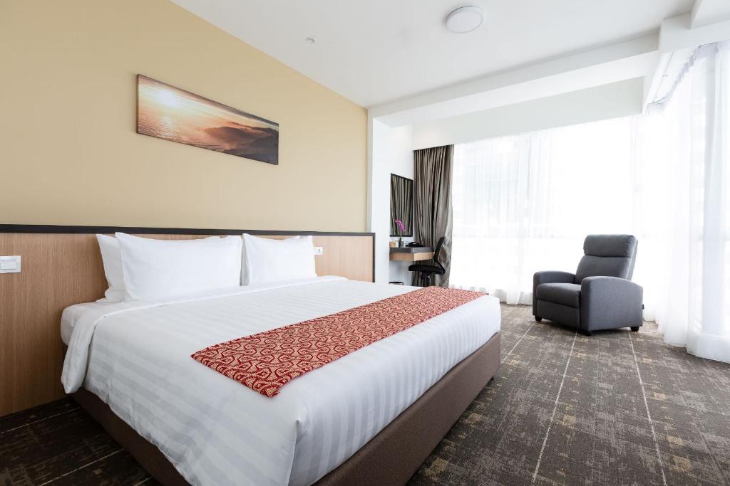 Двухместный (Улучшенный номер с кроватью размера «king-size») отеля Hotel 7 Suria, Кота-Кинабалу