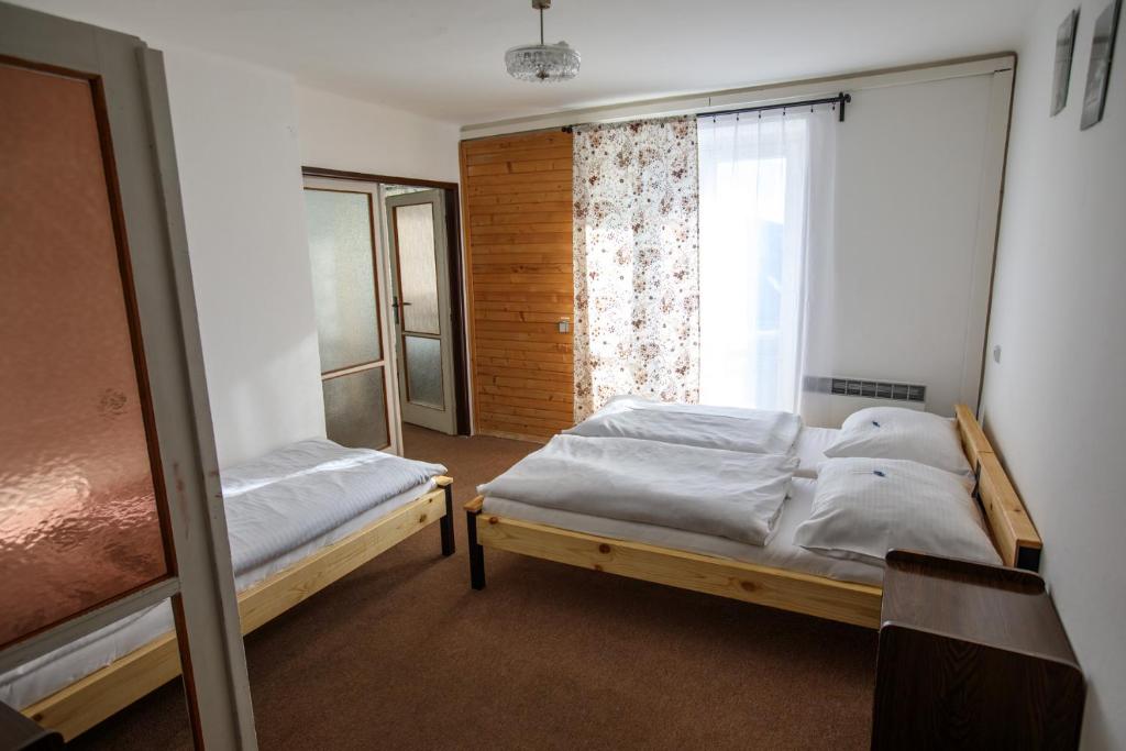 Номер (Общий номер с общей ванной комнатой (для 6 взрослых)) хостела Chata Kosodrevina, Брезно