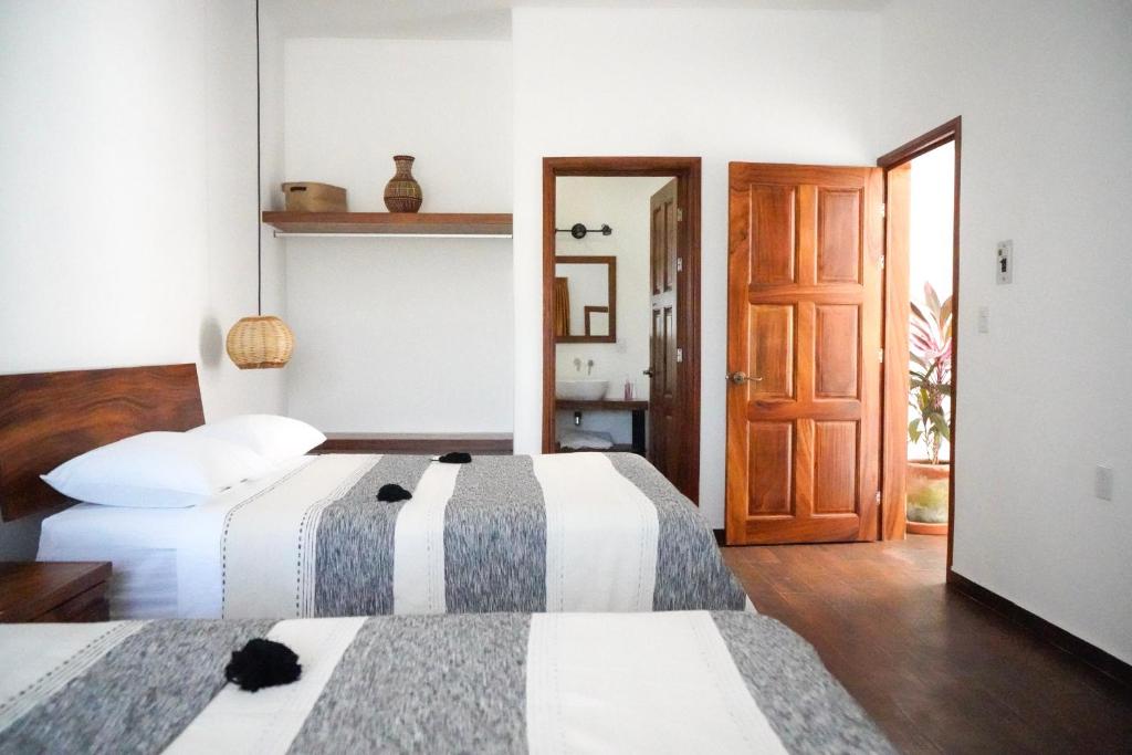 Двухместный (Двухместный номер с 2 отдельными кроватями и собственной ванной комнатой) отеля Casa Beu, Пуэрто-Эскондидо