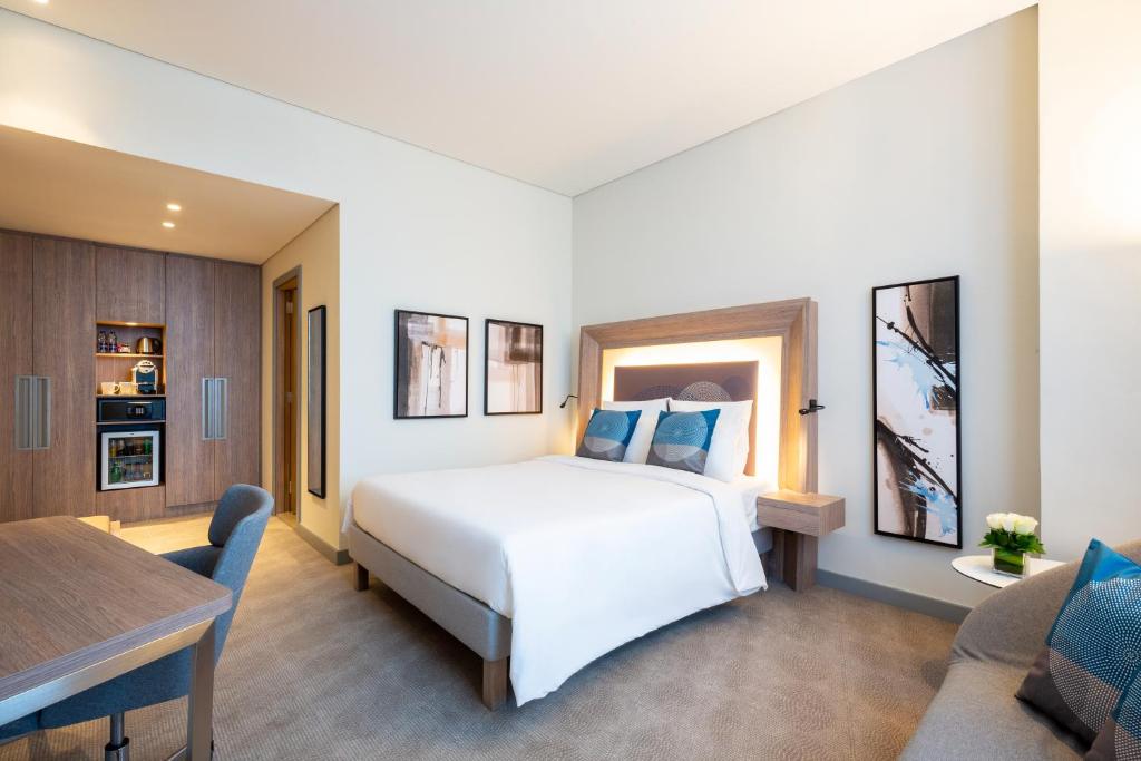 Сьюит (Суперлюкс с 1 двуспальной кроватью и 1 диваном-кроватью) отеля Novotel Bur Dubai - Healthcare City, Дубай