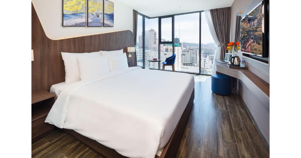 Двухместный (Двухместный номер Делюкс с 1 кроватью или 2 отдельными кроватями, вид на город) отеля Amber Nha Trang, Нячанг