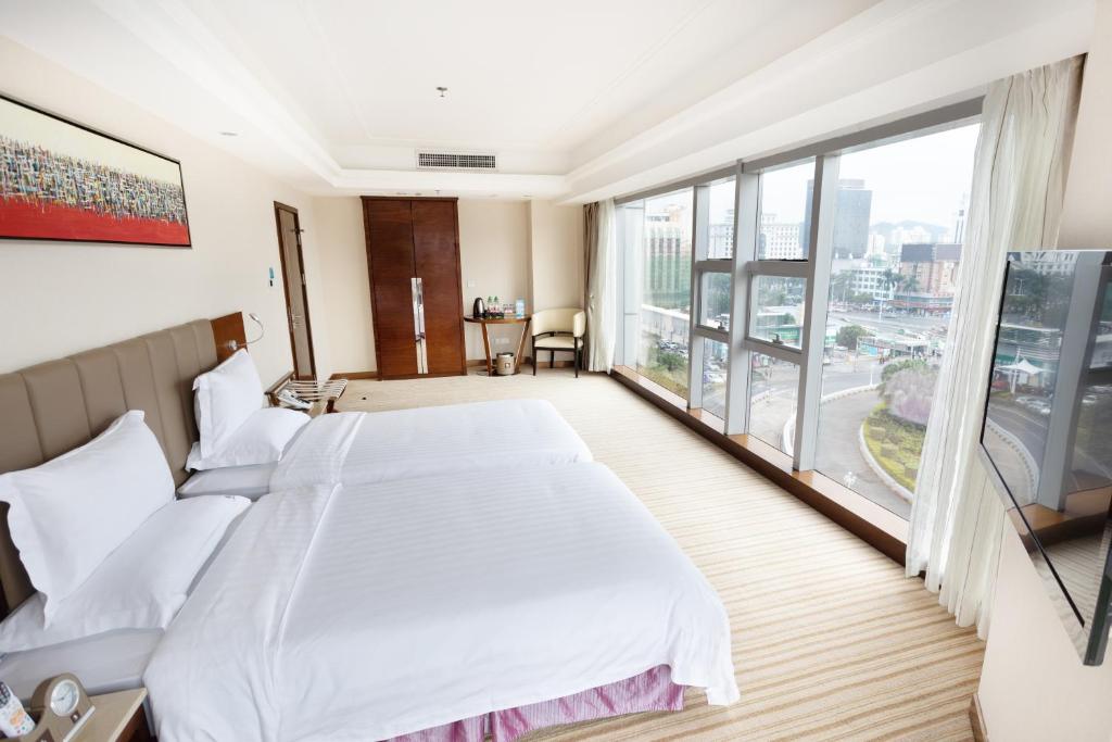 Сьюит (Люкс с 2 спальнями) отеля L Hotels Changsheng Branch, Чжухай