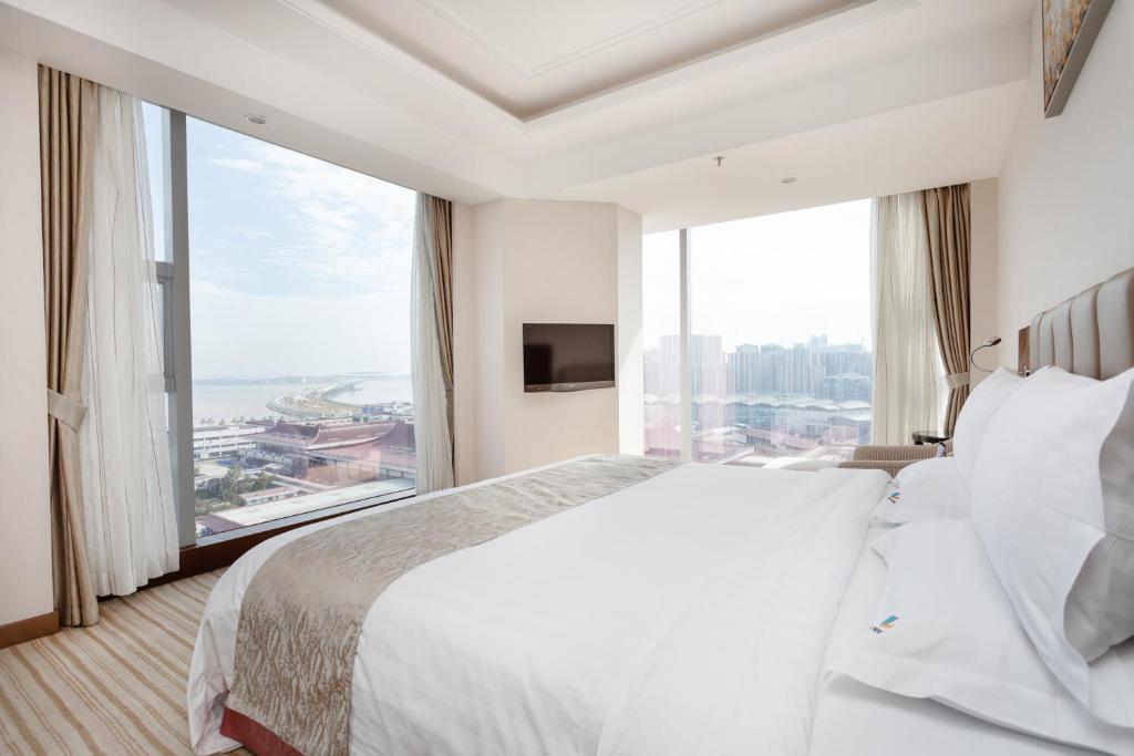 Двухместный (Executive King room with Seaview) отеля L Hotels Changsheng Branch, Чжухай