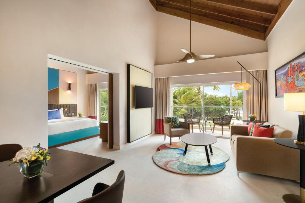 Сьюит (Люкс «Премиум» с видом на сад и кроватью размера «king-size») курортного отеля Hilton La Romana All- Inclusive Adult Resort & Spa Punta Cana, Байяибе
