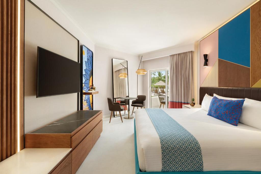 Сьюит (Номер «Премиум» с видом на бассейн и кроватью размера «king-size») курортного отеля Hilton La Romana All- Inclusive Adult Resort & Spa Punta Cana, Байяибе