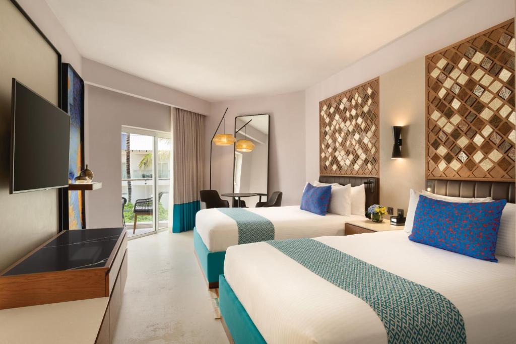 Сьюит (Номер «Премиум» с видом на сад и двуспальными кроватями) курортного отеля Hilton La Romana All- Inclusive Adult Resort & Spa Punta Cana, Байяибе