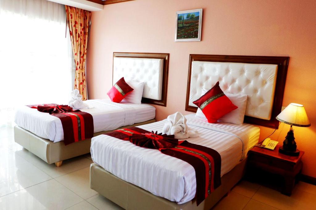 Двухместный (Улучшенный двухместный номер с 2 отдельными кроватями) отеля Aiyaree Place, Паттайя
