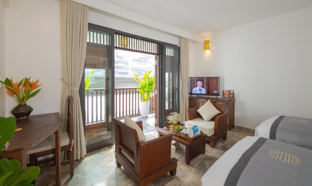 Двухместный (Улучшенный номер с балконом, вид на сад) курортного отеля Hoi An Ancient House Village Resort and Spa, Хойан